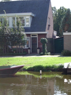 voorzijde aan het water
